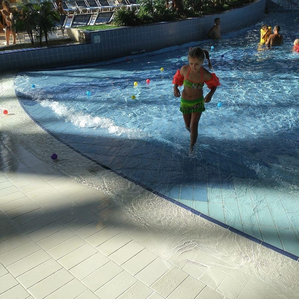 Море счастья в простых радостях: вода, горки, пальмы и наши улыбки! 🌊😄