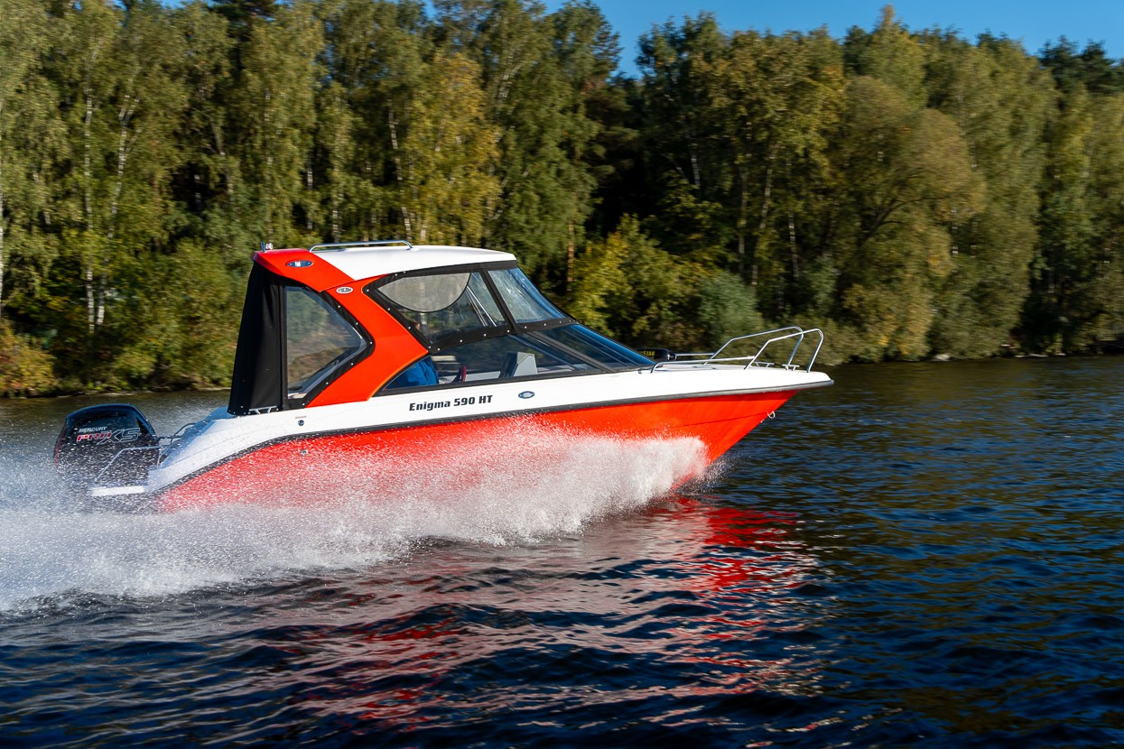 Динамичный кадр катера Enigma в водном пейзаже