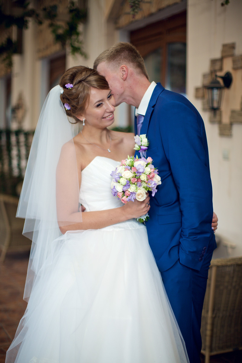 Совместные сборы летом в номере гостиницы. Олег Сверчков | Свадебный фотограф Вологда