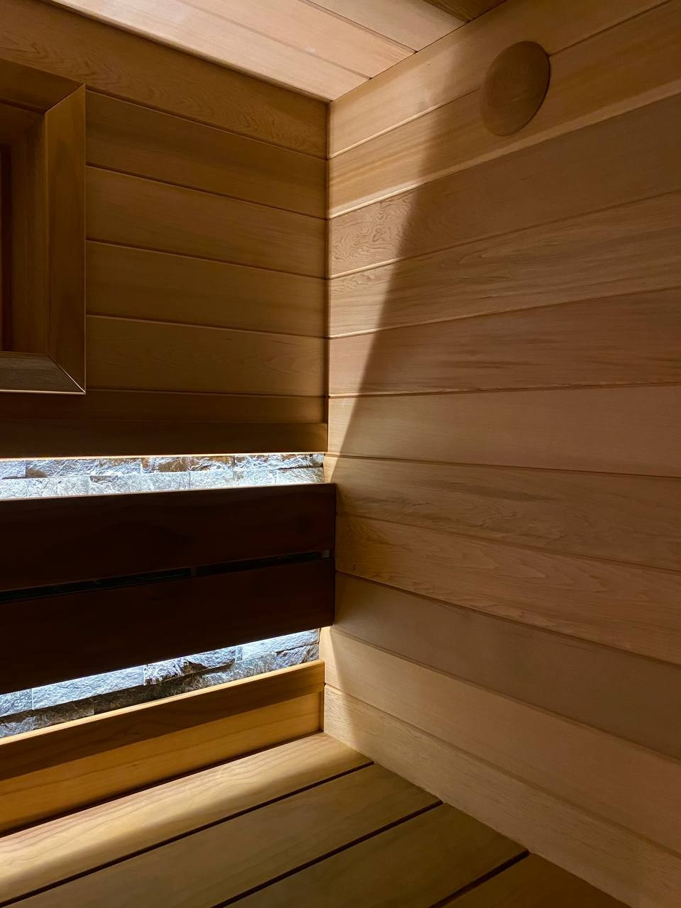 Парная у залива из канадского кедра и новозеландской термососны, с камнем за спинкой для дополнительного прогрева во время парения. SaunaTopMasters