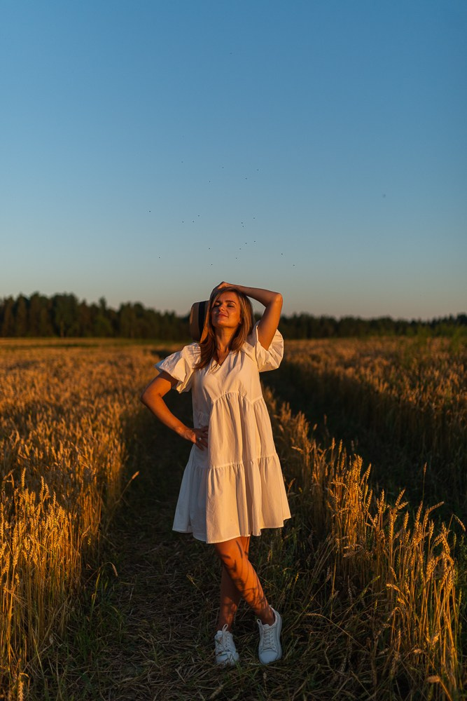 Поле, закат и наши улыбки. Фотограф Мария Ковкова