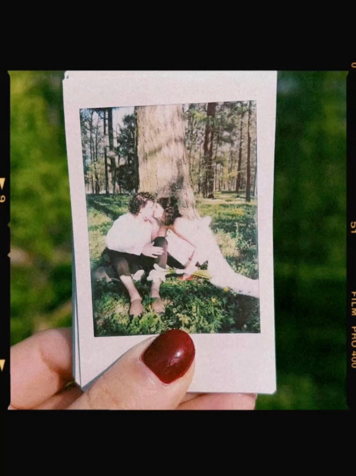 Кадры на инстакс instax моментальная фотография. Фотограф про чувства, моменты, любовь. свадебный и портретный фотограф