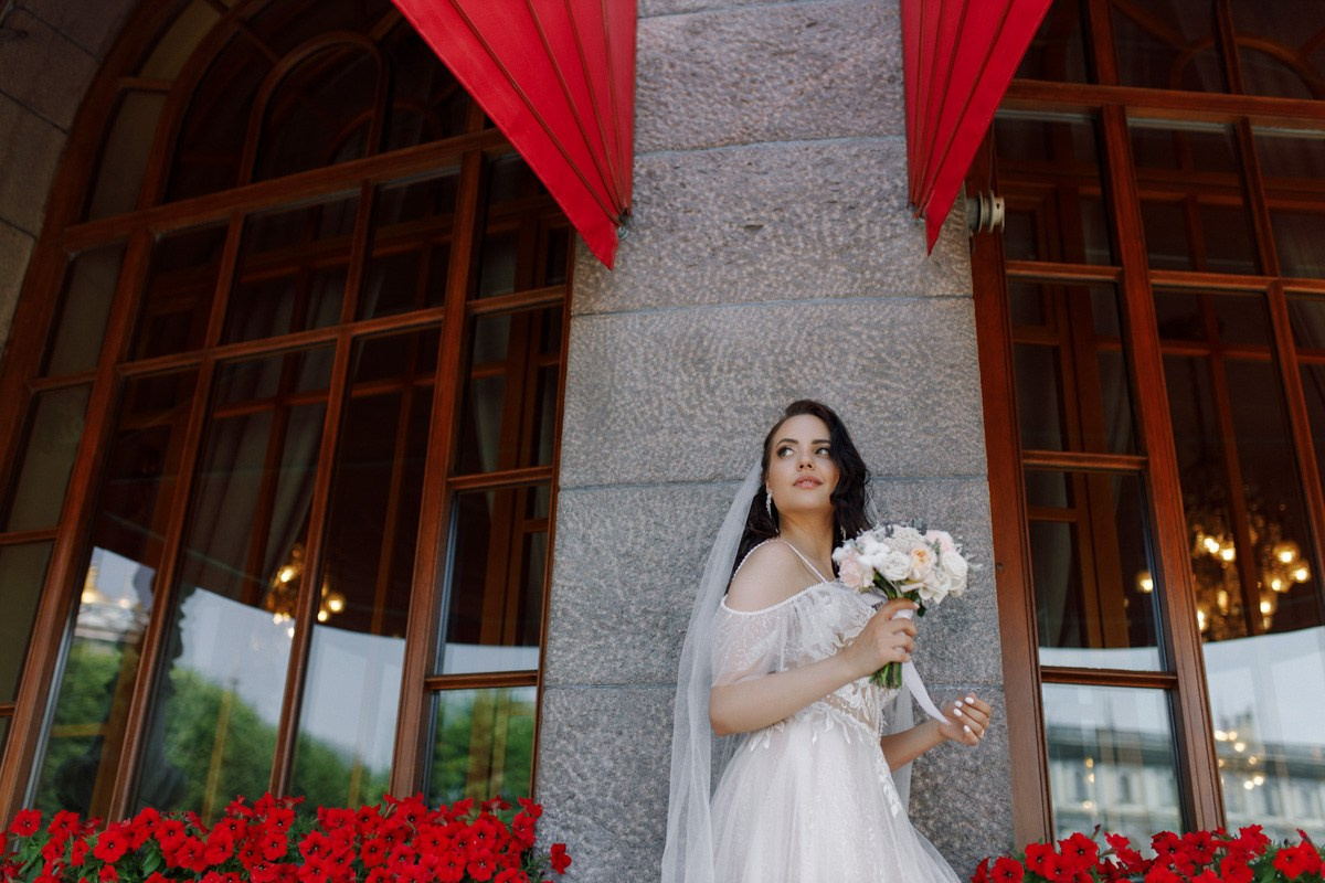 Свадебная фотосессия на Невском. Свадебный фотограф СПБ