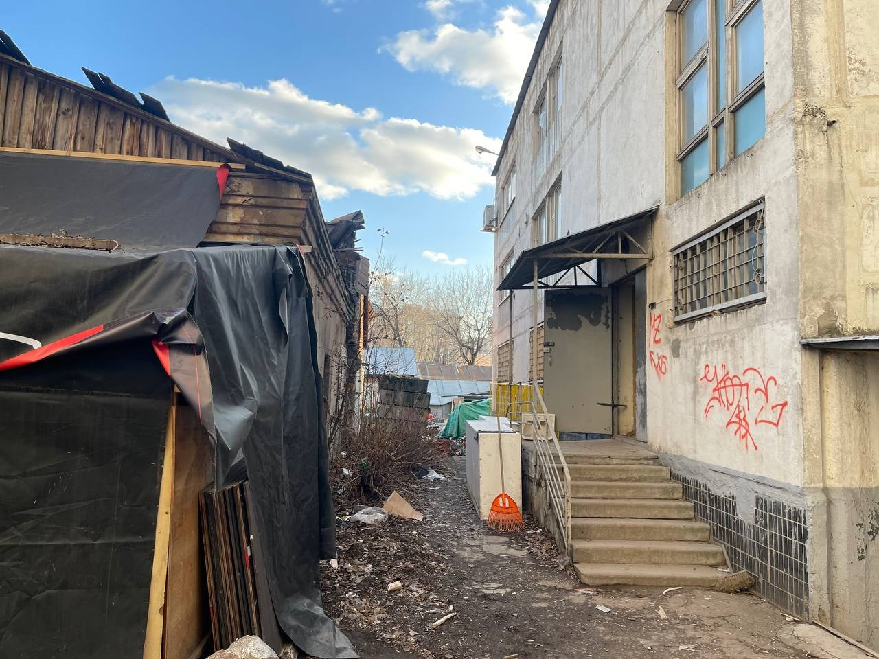 Уличная территория. Кино в НИИ СНЕГИРИ (Very Strong Place) — Москва