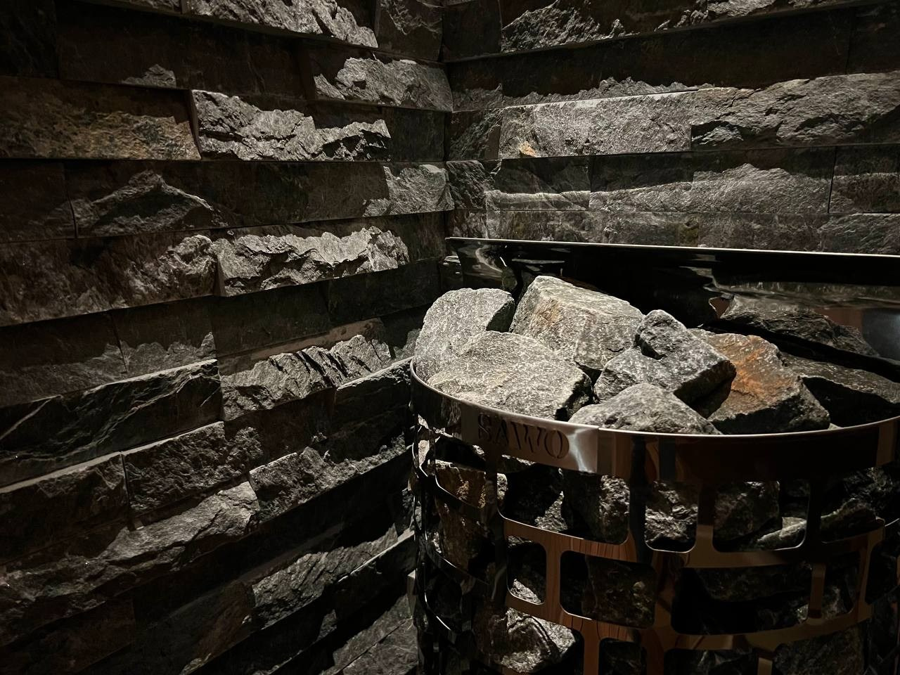 Сауна на Кавголовских холмах выполнена из целого обилия материалов. Оптоволокно и свет солевых блоков подчеркивают каждую деталь интерьера. SaunaTopMasters