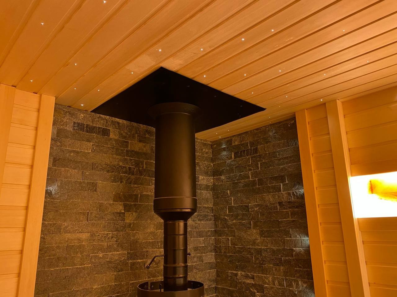 «Белая» баня в Кингисеппе из липы, с двумя световыми зонами: для интимного отдыха под звездами и активного парения в свете солевой линии. SaunaTopMasters