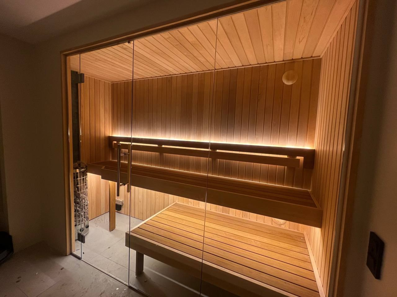 Компактная семейная сауна со стеклянным фасадом в Токсово. Выполнена на базе Harvia Cilindro из ольхи и термоольхи. SaunaTopMasters