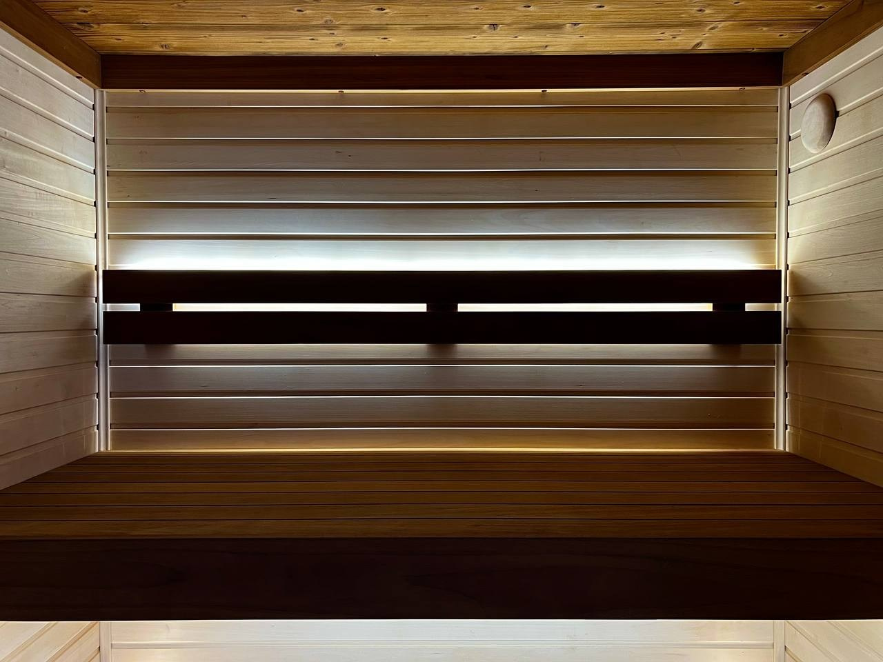 Парная в Коробицино выполнена из необычного сочетания светлой липы, термоабаши и брашированной доски Шале на потолке. SaunaTopMasters