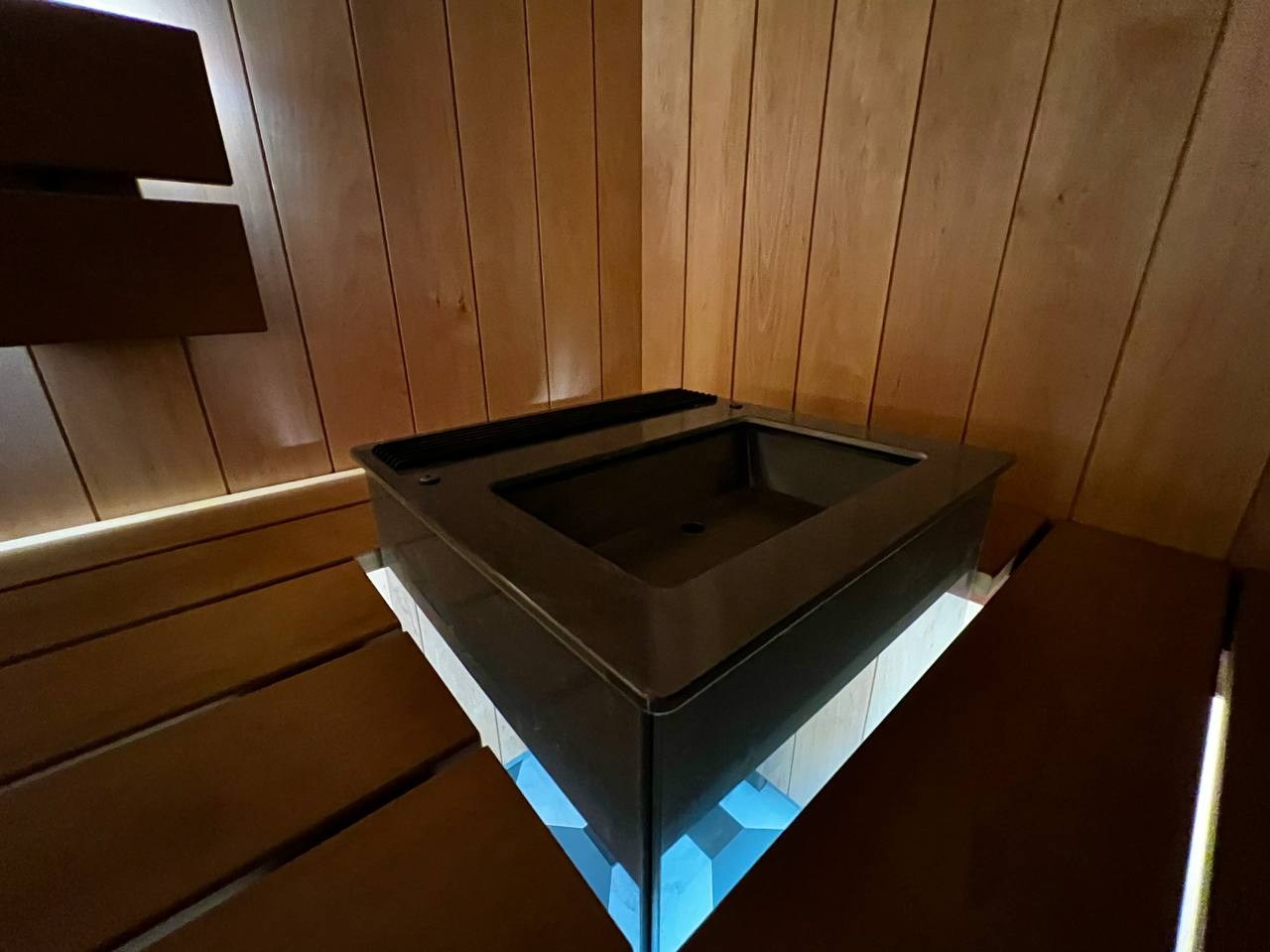 Комбинированная парная в Репино парке. Для процесса- дровяная Изистим Сочи М2, нет времени- электрокаменка Sangens. SaunaTopMasters