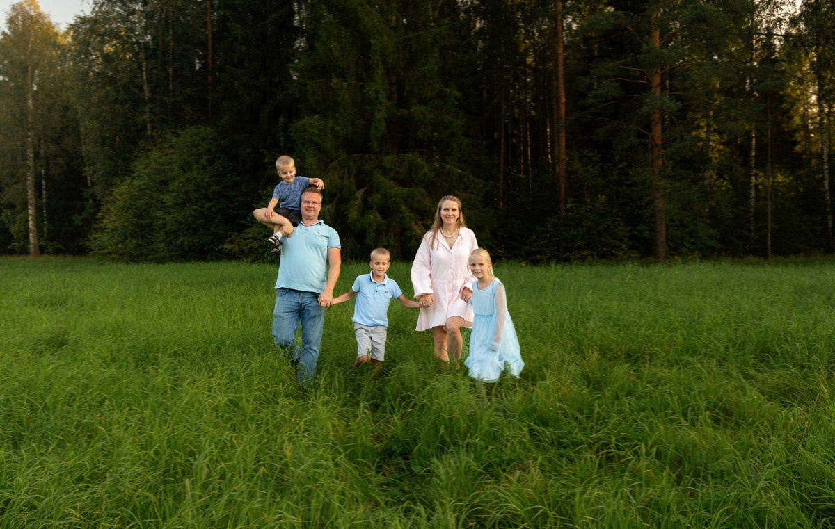 Прогулка большой семьёй