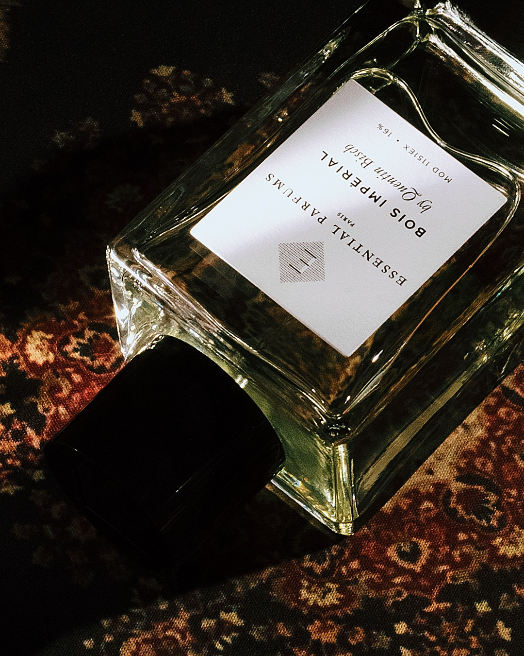 Съемка унисекс парфюма на ковре "Essential parfums" Казань