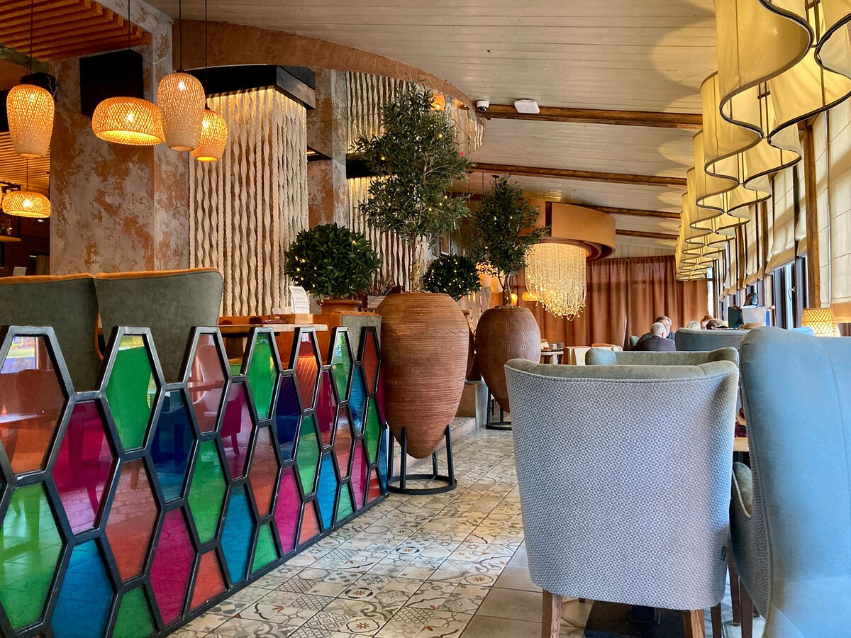 Большие интерьерные вазы и кашпо в ресторане ''МАМУКА'' Рыбинск. Керамика больших форм, предметы интерьера и ландшафта