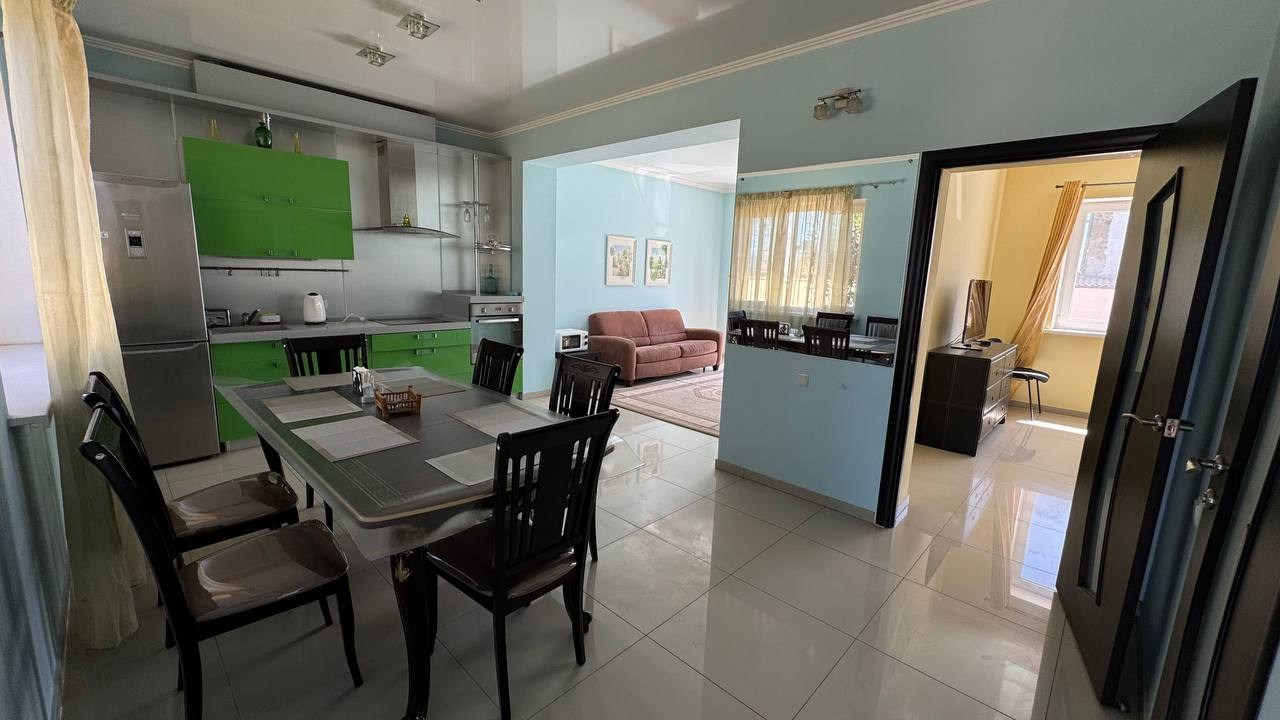 Гостевые дома Крыма. Недорогие гостиницы в Крыму. Комфортные мини отели. Просторные семейные номера. Номера повышенной комфортности. Доступные семейные номера. Люкс-апартаменты. Номера с кухней и возможностью самостоятельного приготовления пищи.  Комнаты с удобной двуспальной кроватью. Номера с кондиционером и бесплатным Wi-Fi. Отели с номером для длительного пребывания. Семьи с детьми — семейный номер. Хороший вид из окна номера. Бесплатная парковка для автомобиля   