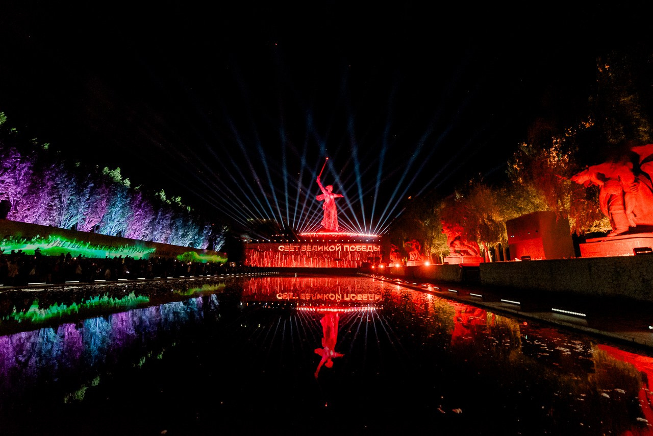 Свет Великой Победы. Волгоград, Мамаев Курган, 2025 г. 7 мая, в честь праздника 9 мая. Фотограф в Волгограде и Волжском Александр Горбань