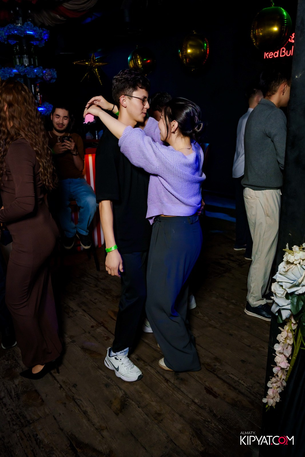 UYAT EMES BAR. КИПЯТКОМ АЛМАТЫ!