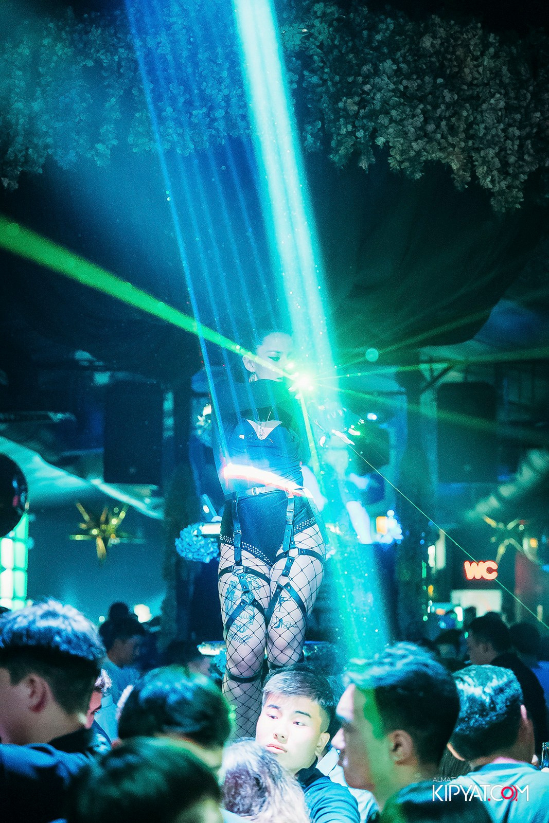 UYAT ЕМES BAR. КИПЯТКОМ АЛМАТЫ!