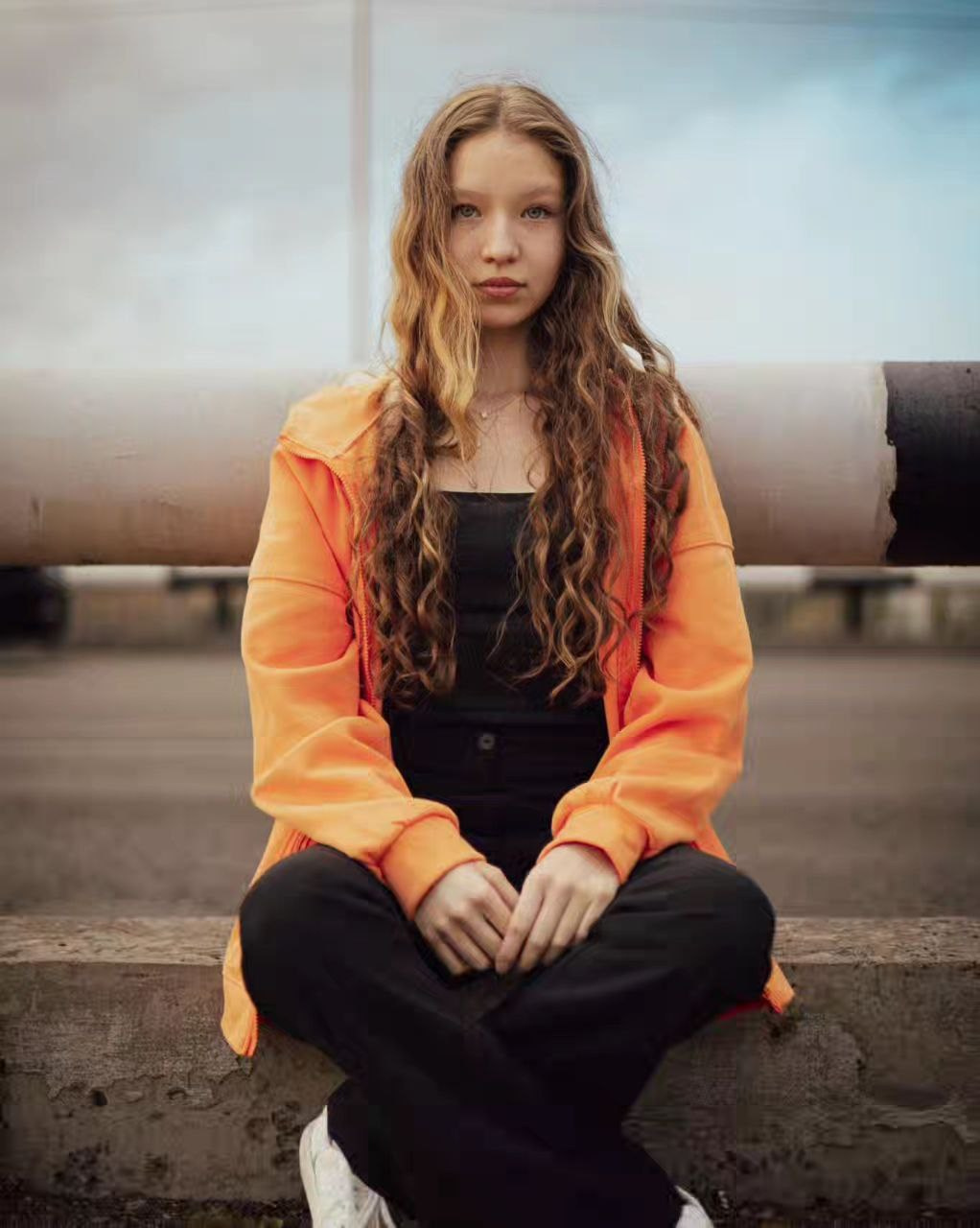 Портретная фотосессия девушки на улице в Алматы