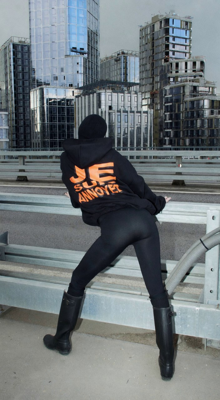 AI. Я Саша, креативный продюсер и арт-директор из Москвы. Придумываю, собираю и запускаю визуальные проекты