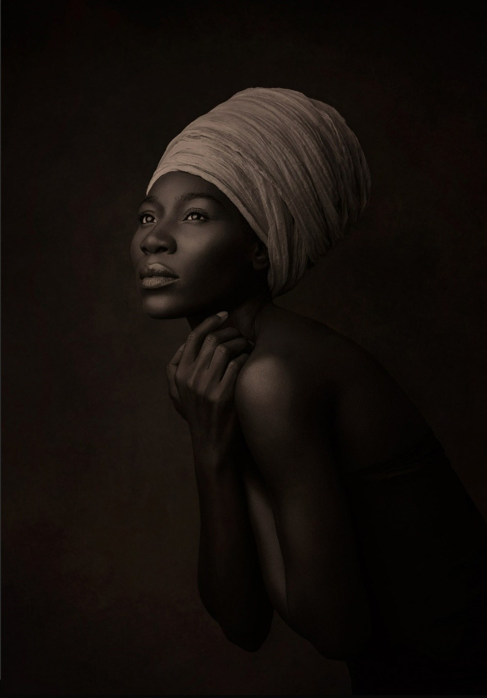 Форуг Явари — австралийская фотохудожница, портретный фотограф