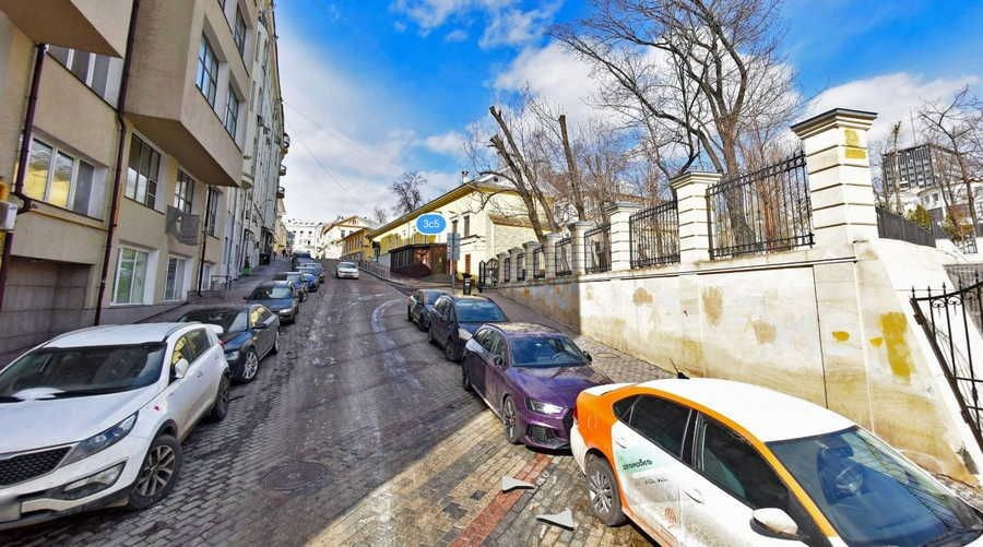 Фотосессия у исторического дома — фасад с лепниной