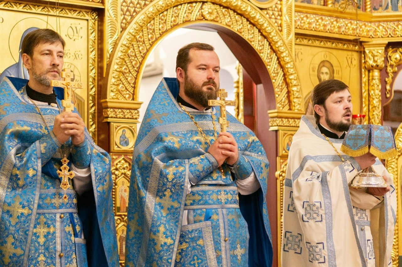 Божественная Литургия в Престольный Праздник в честь иконы Божией Матери именуемой «Скоропослушница». Саратовское Северо-Западное благочиние