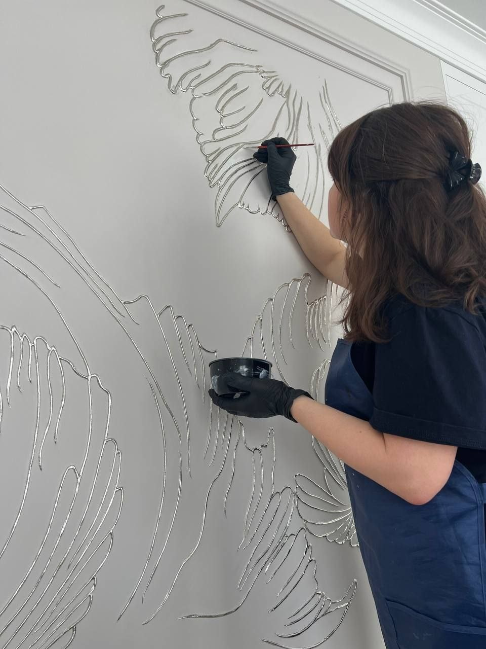 Барельеф на стене. Художник