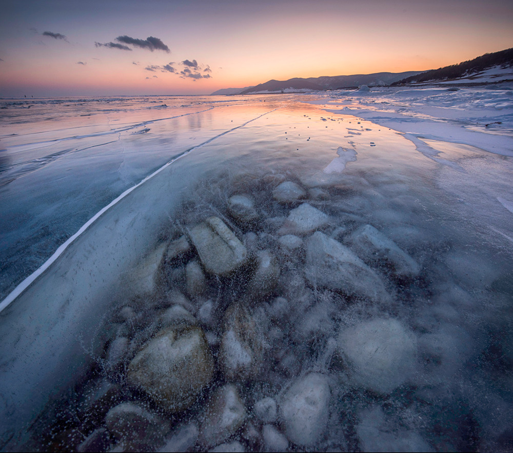 Байкал, остров Ольхон, прозрачный лед. Торосы