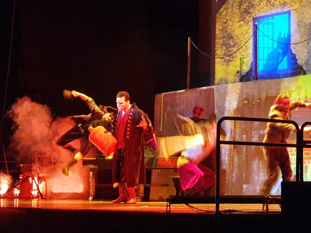 Актёр кино, артист мюзиклов, ведущий мероприятий, ведущий свадеб, дед Мороз — всё это Святослав Ставцев