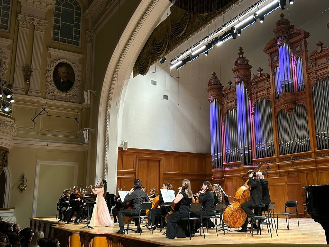 На сцене. Скрипачка Анна Савкина