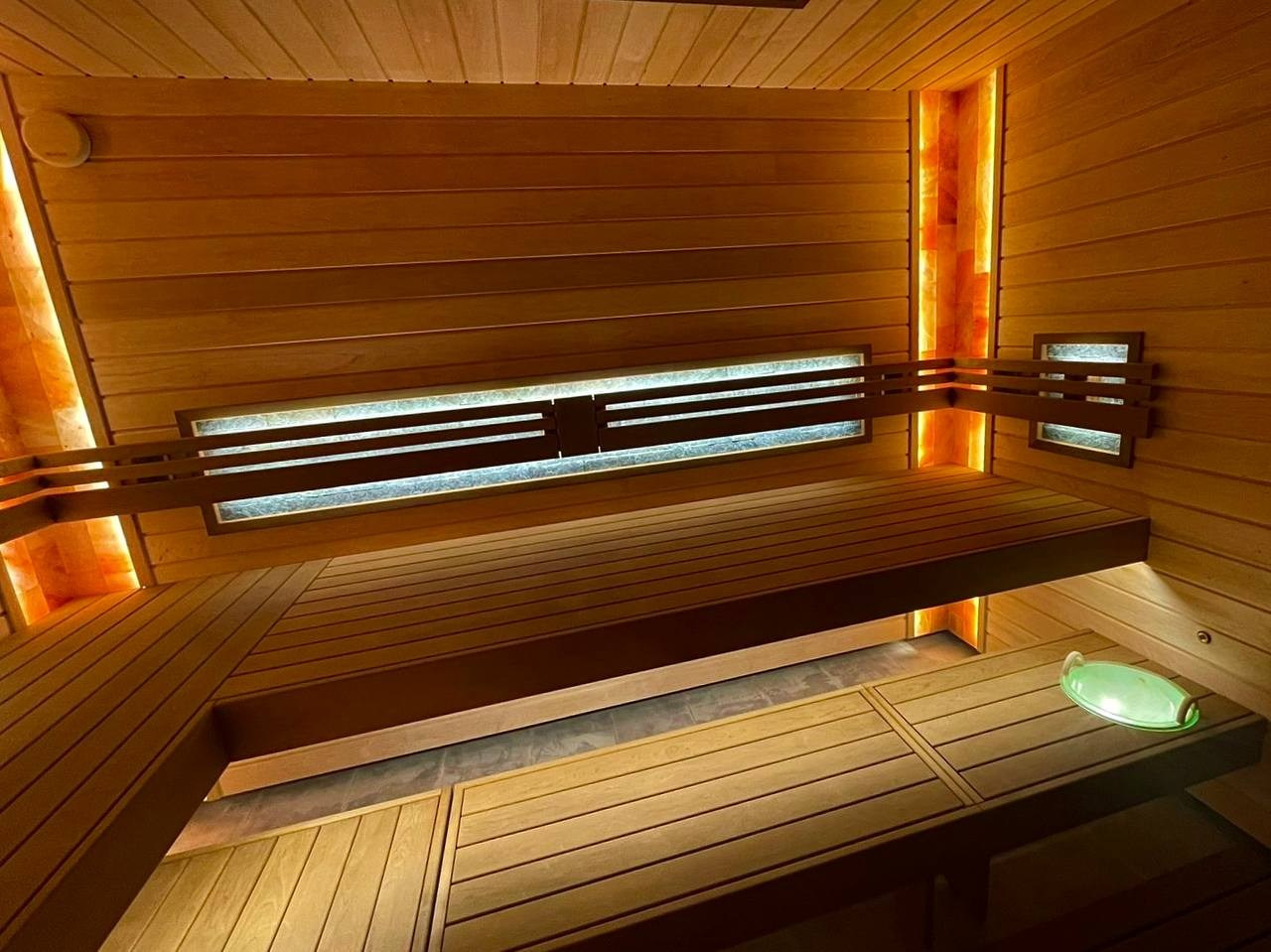 Парная в Манушкино по проекту MBSaun: гармония гималайской соли и натурального камня за подспинниками создаёт особую атмосферу уюта. SaunaTopMasters