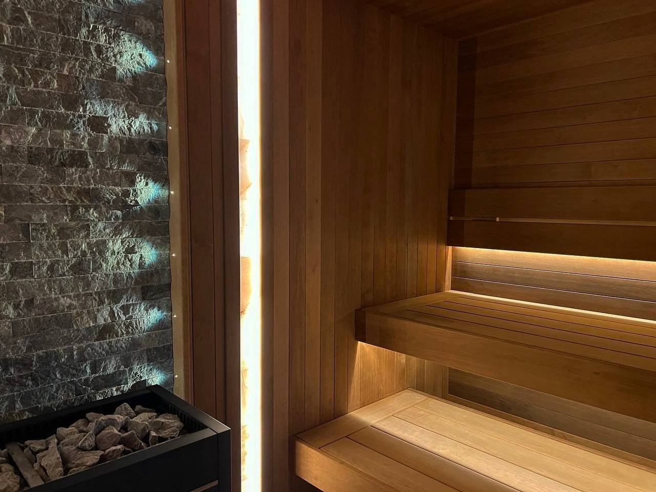 Идеально симметричная сауна в Репинской Усадьбе на базе мощной электрокаменки Harvia Virta HL. SaunaTopMasters