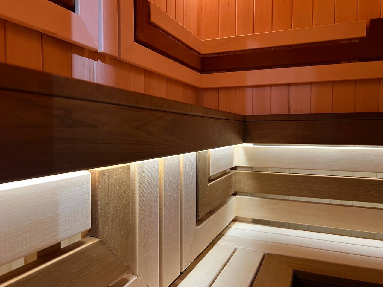 Баня в Грузино — сочетание липы и термоосины в свете диодов и солевых ламп, строгие линии и тёплая атмосфера. SaunaTopMasters