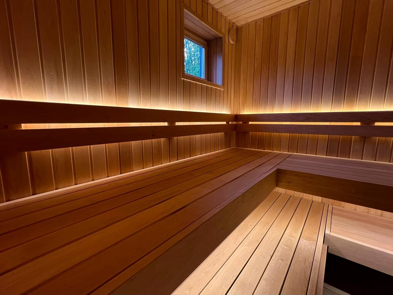 Две симметричные парные в Зеленогорске: ольха софтлайн и каменка Везувий в противопожарном углу из сланца. SaunaTopMasters