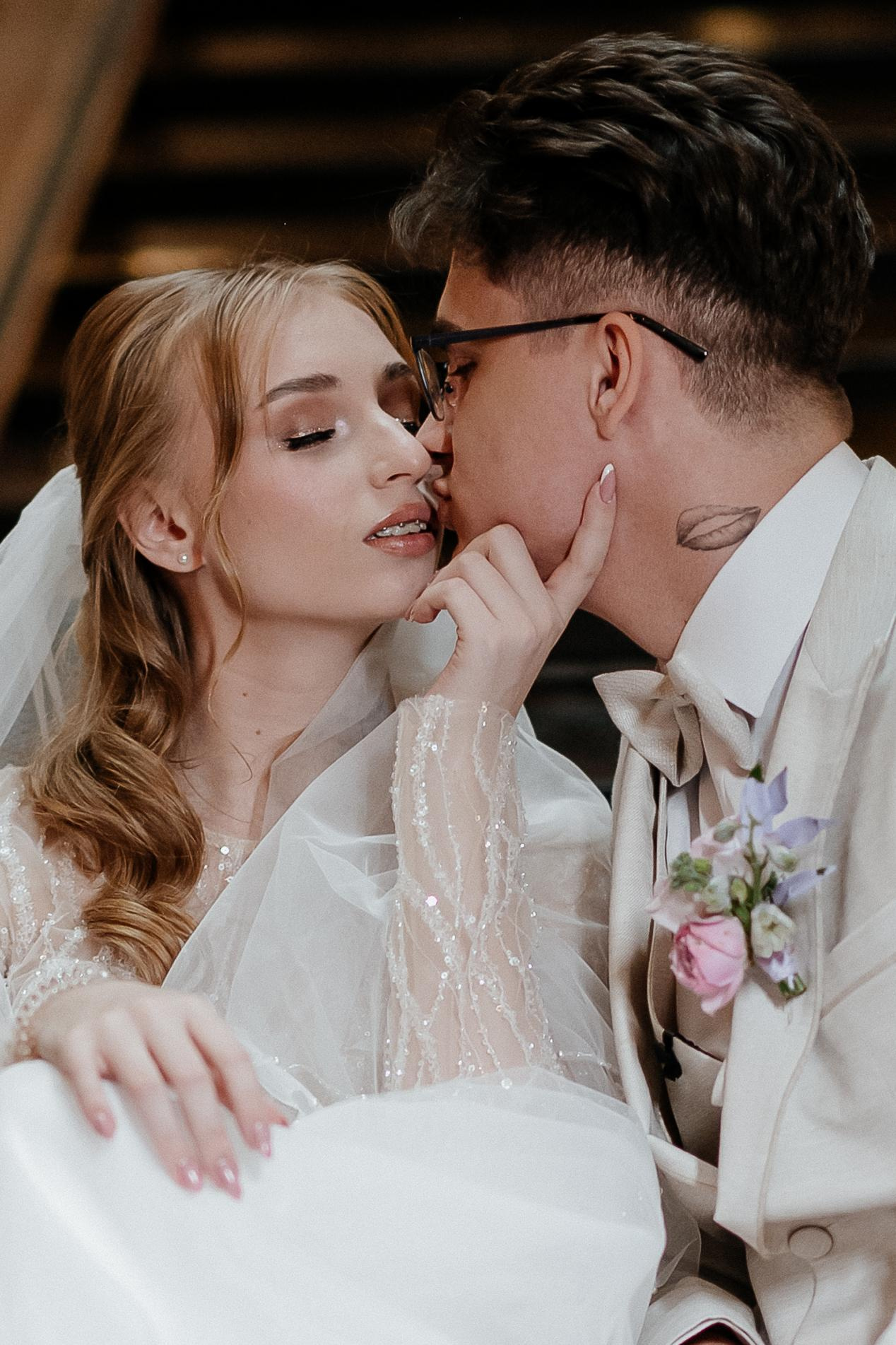 Свадебные сборы Кати и Степана в отеле Radisson Blu Olimpiyskiy. Свадебный фотограф Москва — Сергей и Татьяна