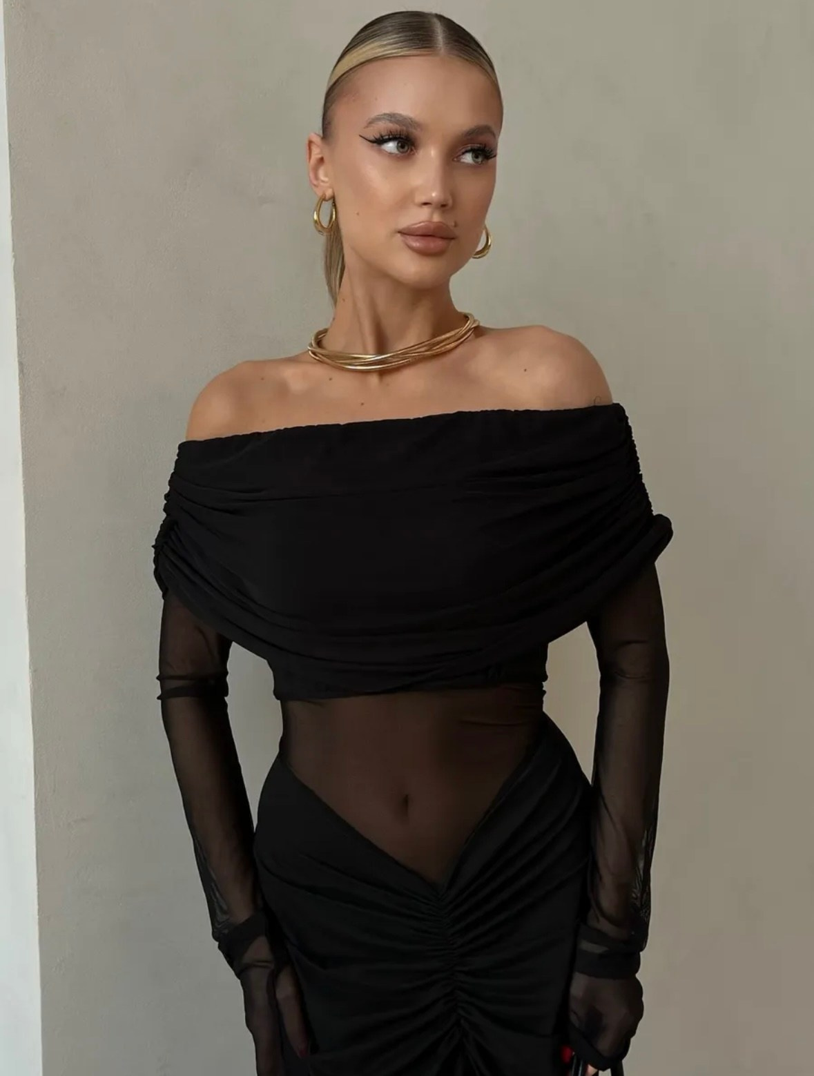 Черное платье с открытыми плечами. Профессиональный Фотограф в Казани Яна Забелина