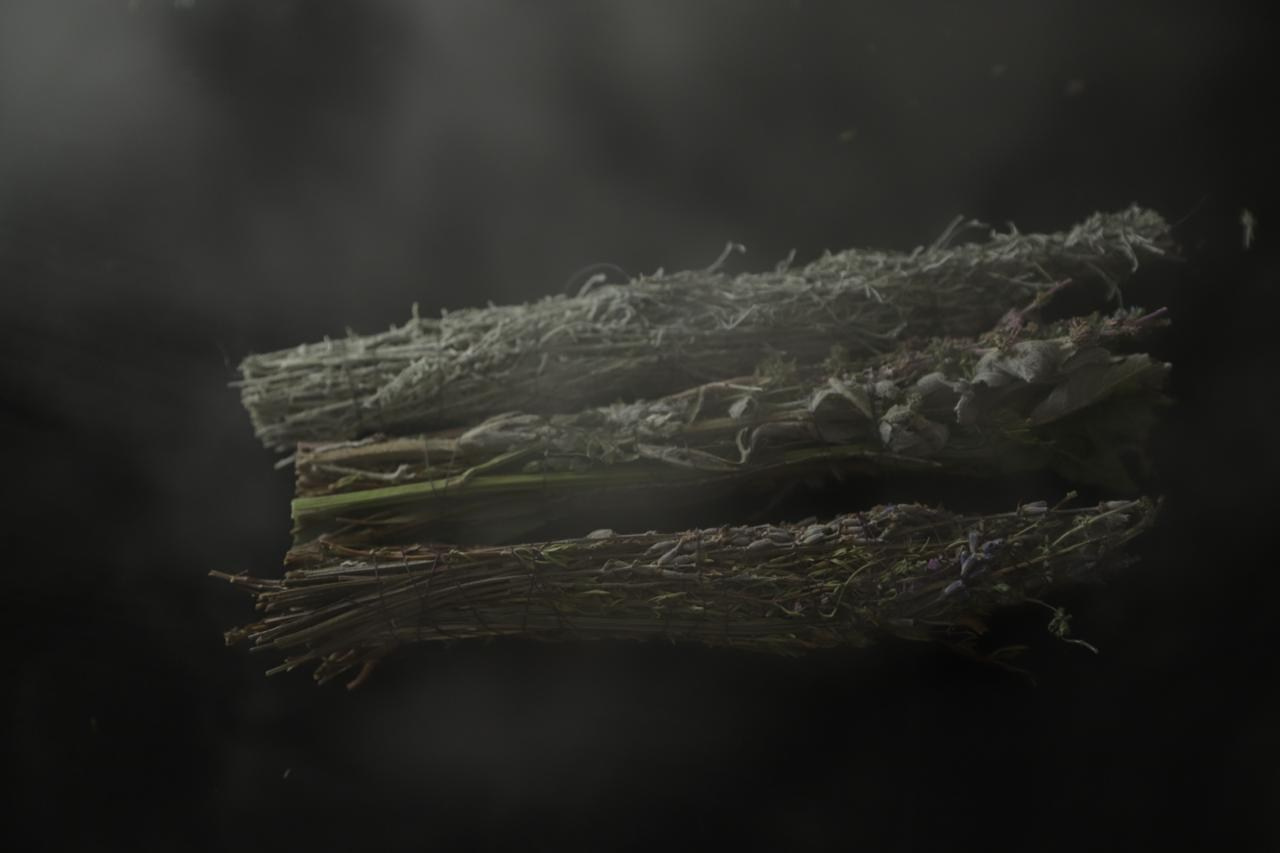 Атмосферное фото сухой лаванды на тёмном фоне.