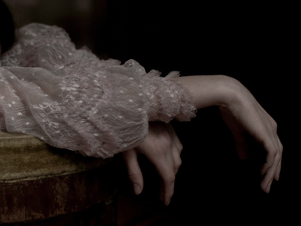 фотография Кристины Корал из проекта This Living Hand с минималистичной композицией