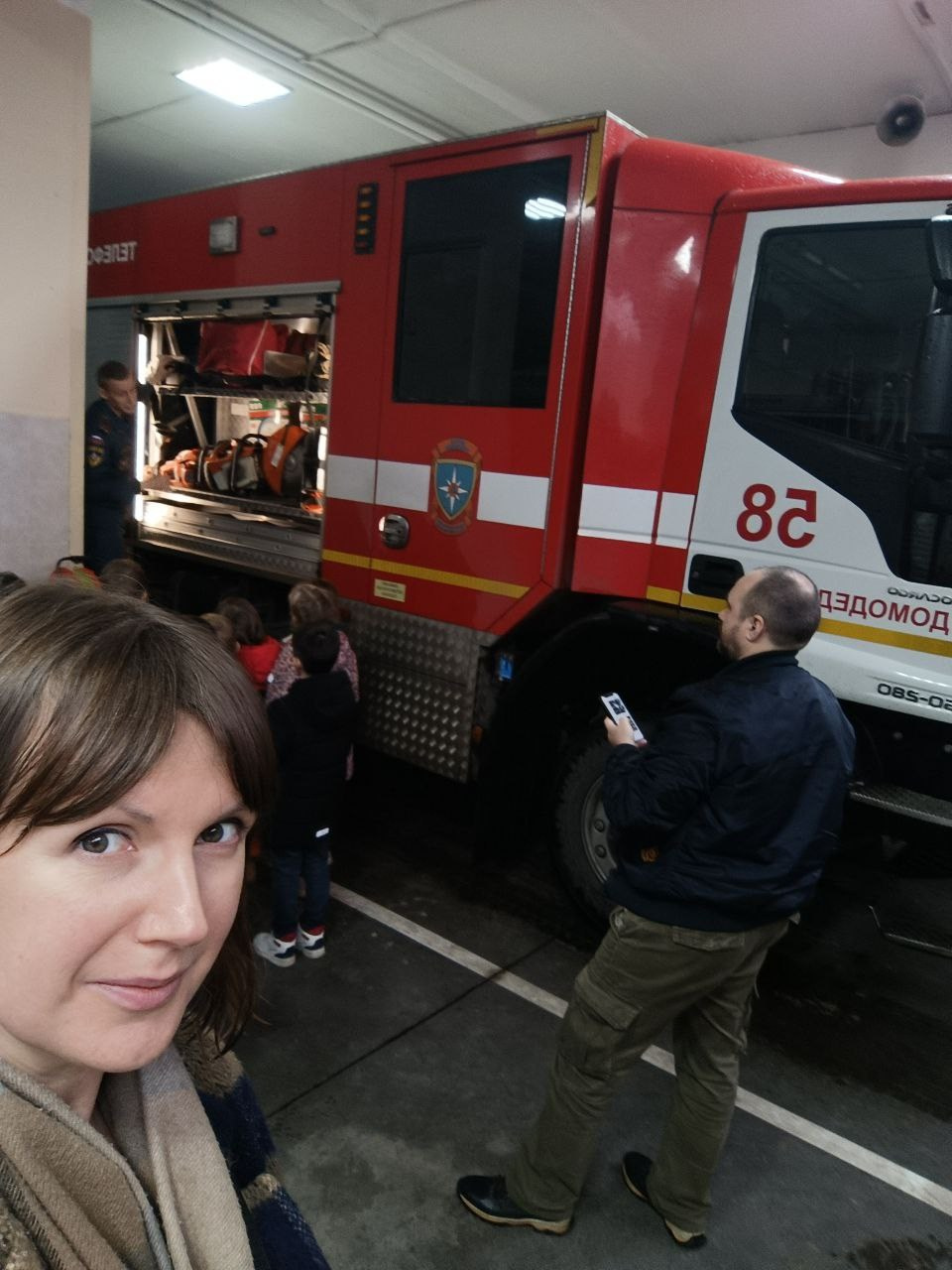 Щеголяева Анна проводит бесплатную экскурсию в пожарную часть №58 Домодедово. 