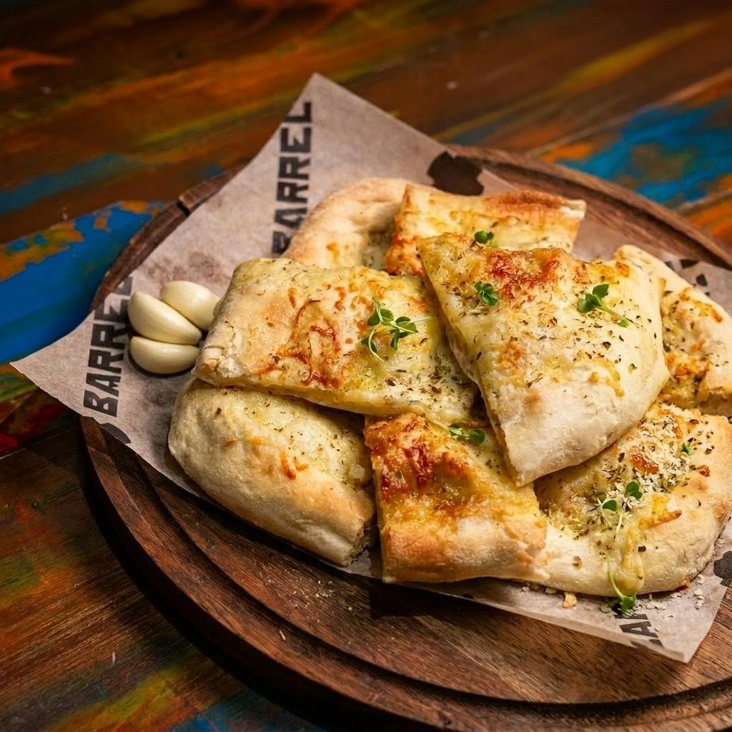 фокача, смазанная соусом песто и украшенная зеленью