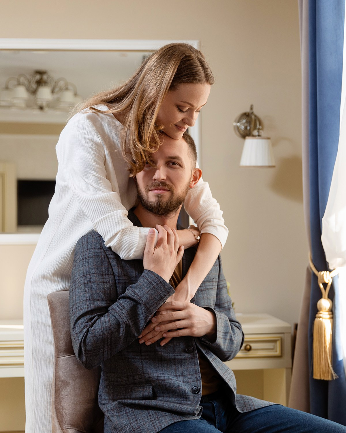 Нежные объятья жениха и невесты так трогательны.