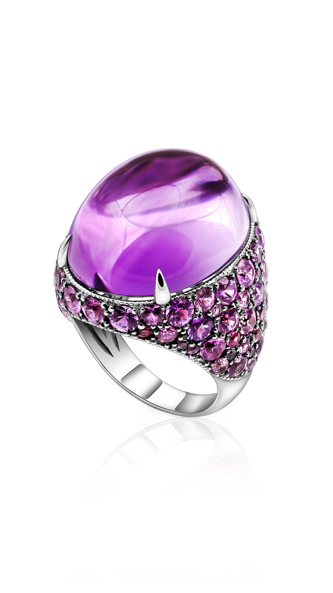 Фотосъемка дизайнерского кольца из белого золота на белом фоне для каталога 