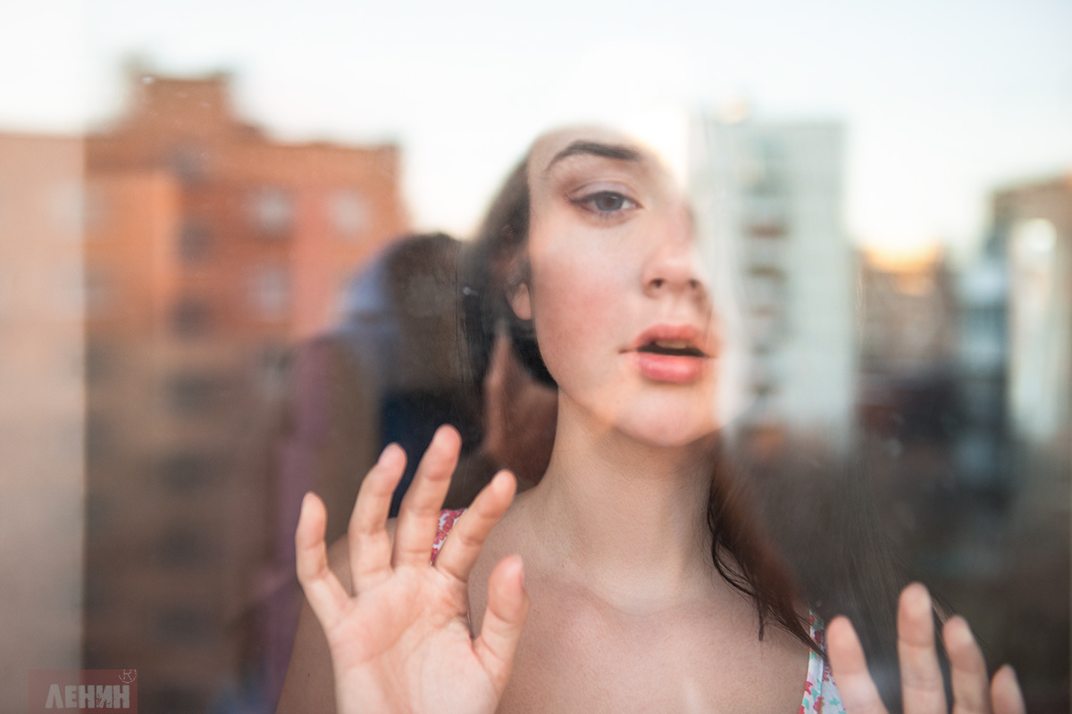 ЗА СТЕКЛОМ.... Сергей Ленин