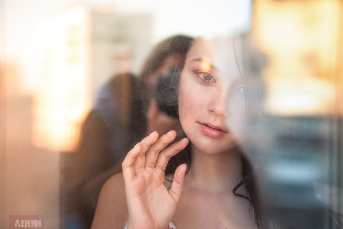 ЗА СТЕКЛОМ.... Сергей Ленин