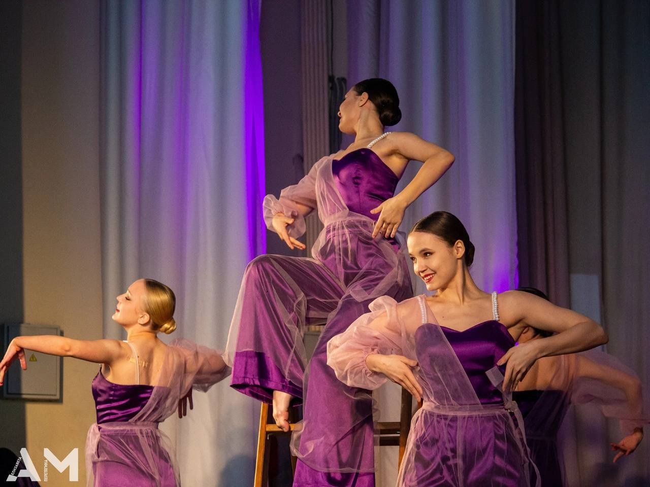 Выступления на сценах и уличных площадках. Танцевальная шоу-группа «GRANAT»