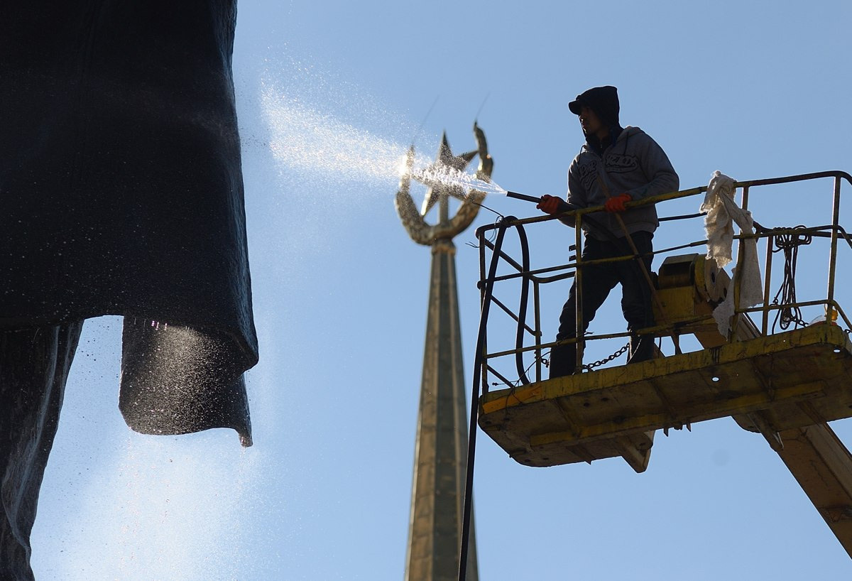 Ленин принимает душ. Репортажный фотограф Антон Буценко