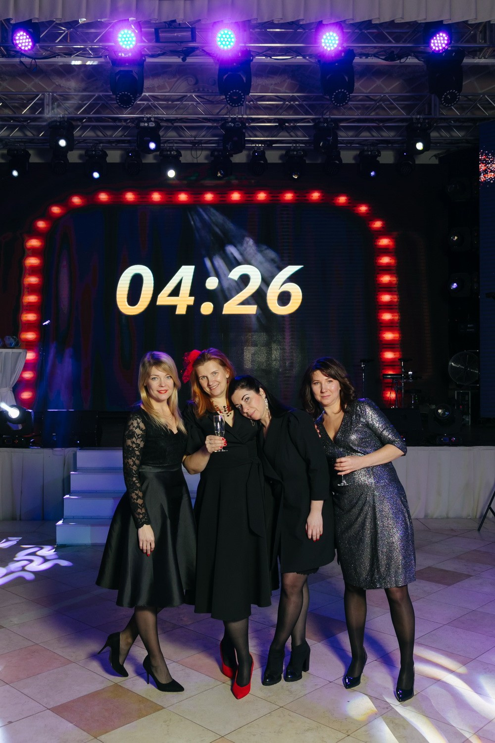 Новогодний корпоратив в Летнем дворце, провести корпоратив, новый год праздник заказать фотографа, дед мороз на праздник, фотосъемка праздника, фотограф на корпоратив, найти фотографа в спб