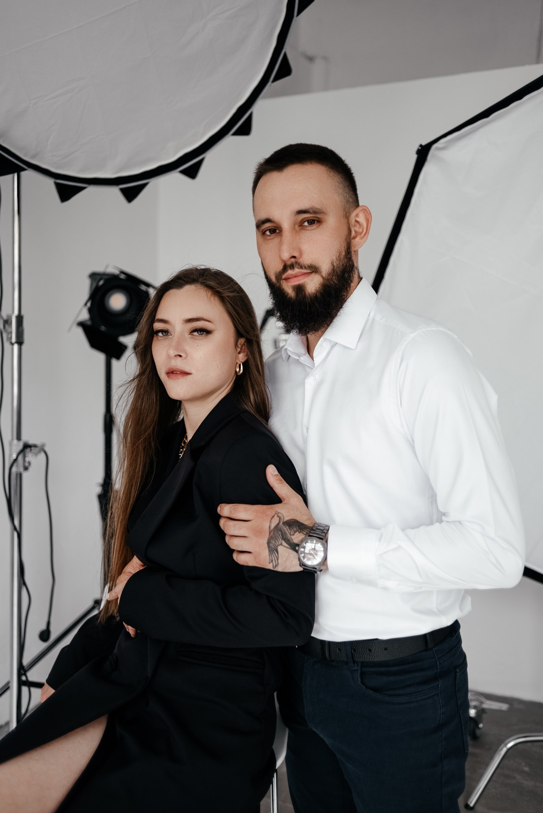 Минималистичная фотосессия вдвоём, лаконичные образы