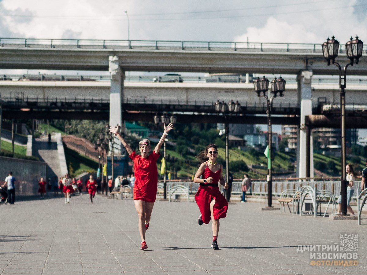 Забег в красных платьях