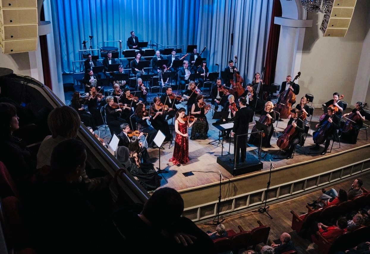 На сцене. Скрипачка Анна Савкина