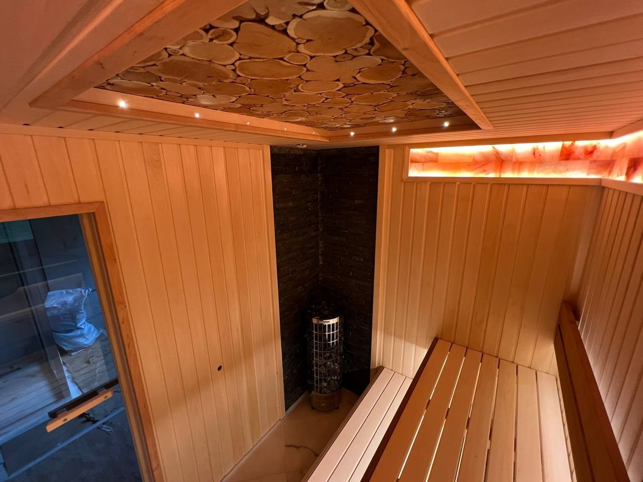 Уютная сауна на берегу реки Сясь в Теребуне: липа, тёплая термоольха и волшебный свет гималайской соли под потолком. SaunaTopMasters